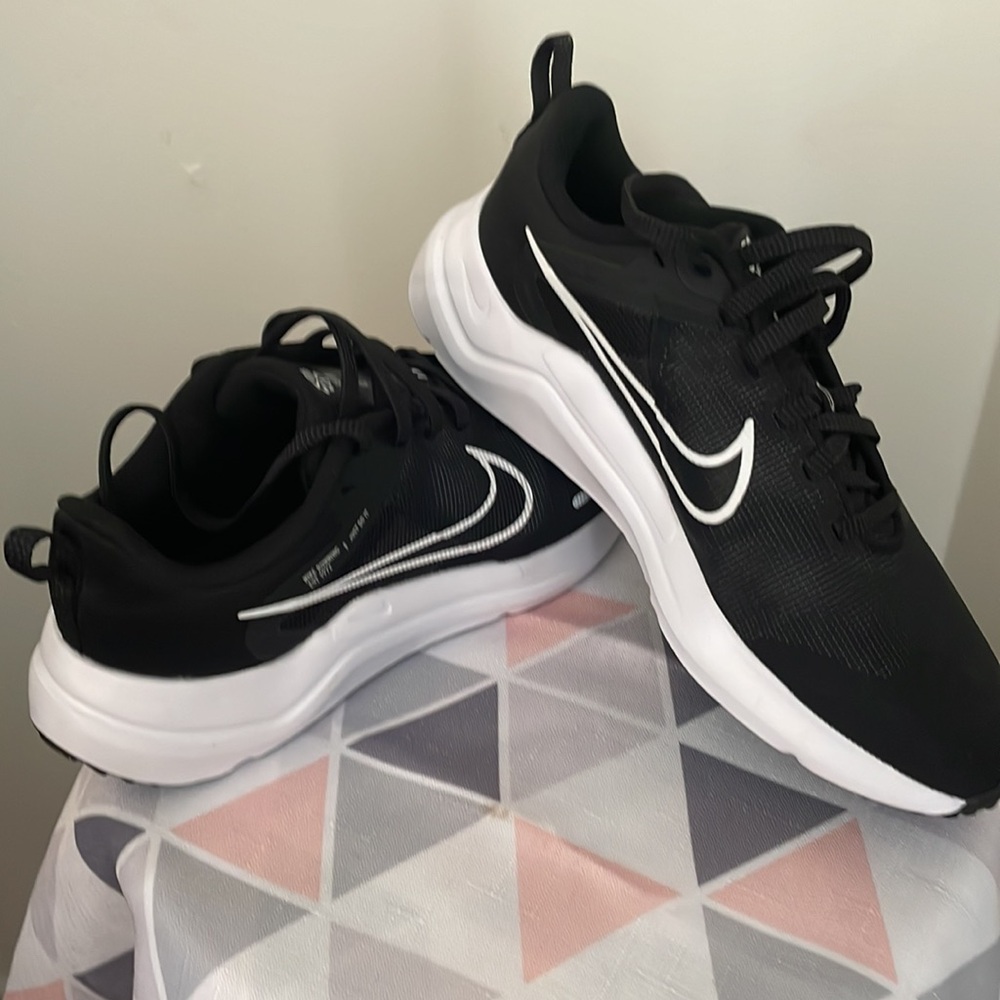 NIKE sneakers, black and white, size 7 1/2, Brand new never worn - Picture 3 of 5